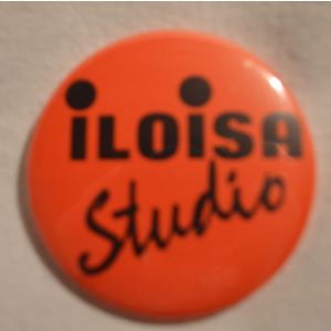 Iloisa Studio rintamerkki